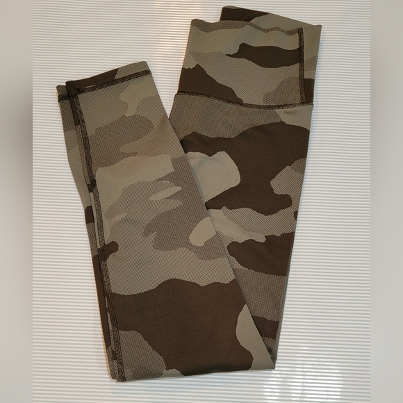 Offline by Aerie 7/8 Hi-Rise Camo Leggings.  Size Medium. - Picture 3 of 3